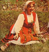 femme bulgare en costume traditionnel